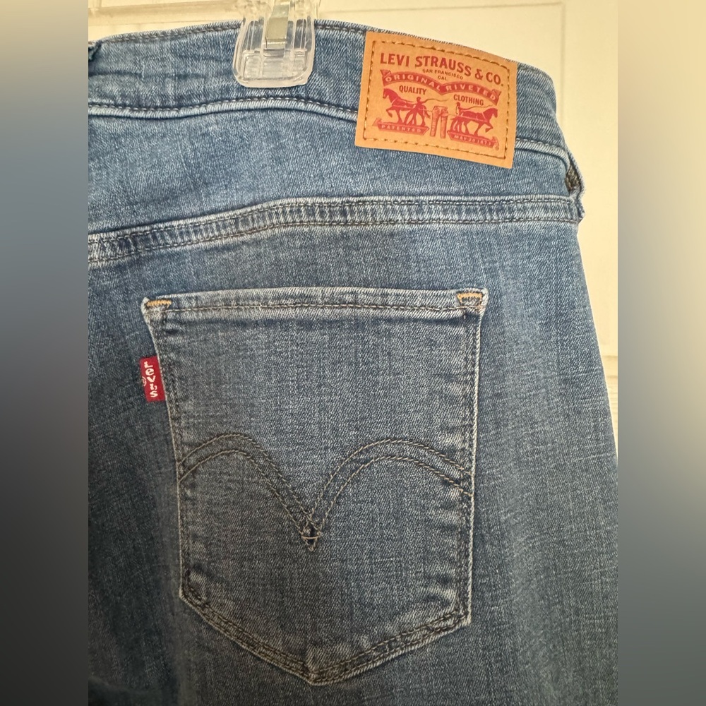 Levi Strauss Women's Classic Straight Jeans - Medium Wash - Size 12 - Picture 3 of 6